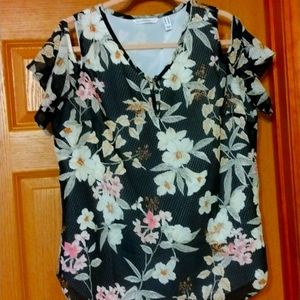 💕HP💕Isaac Mizrahi cold shoulder blouse NWOT